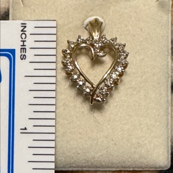 10k gold heart pendant and chain (18”) NWT - Picture 7 of 10